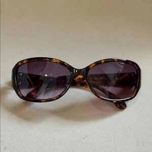 Tortoiseshell Women’s fashion Sunglasses w gold emblem on arm